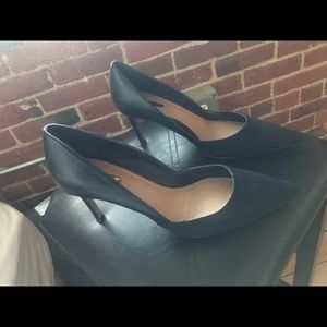 Tahari size 8 black shoe